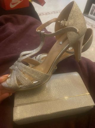 Zapatos y bolso plata fiesta
