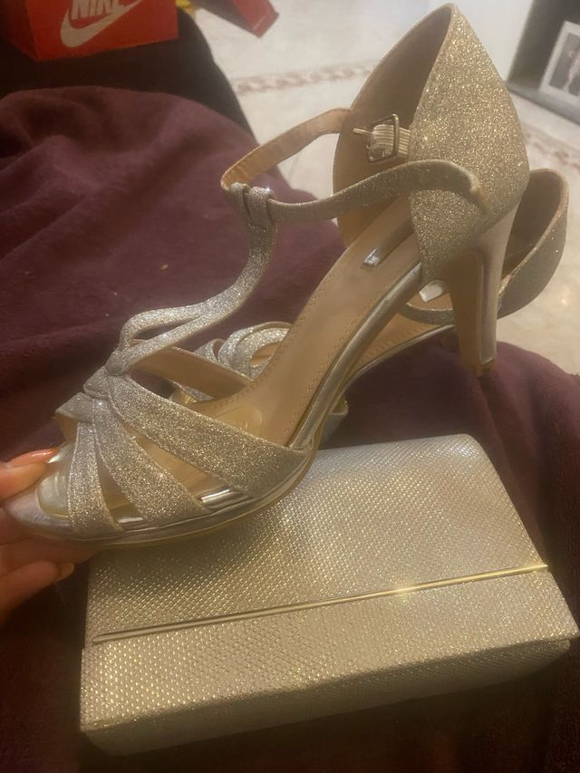 Zapatos y bolso plata fiesta