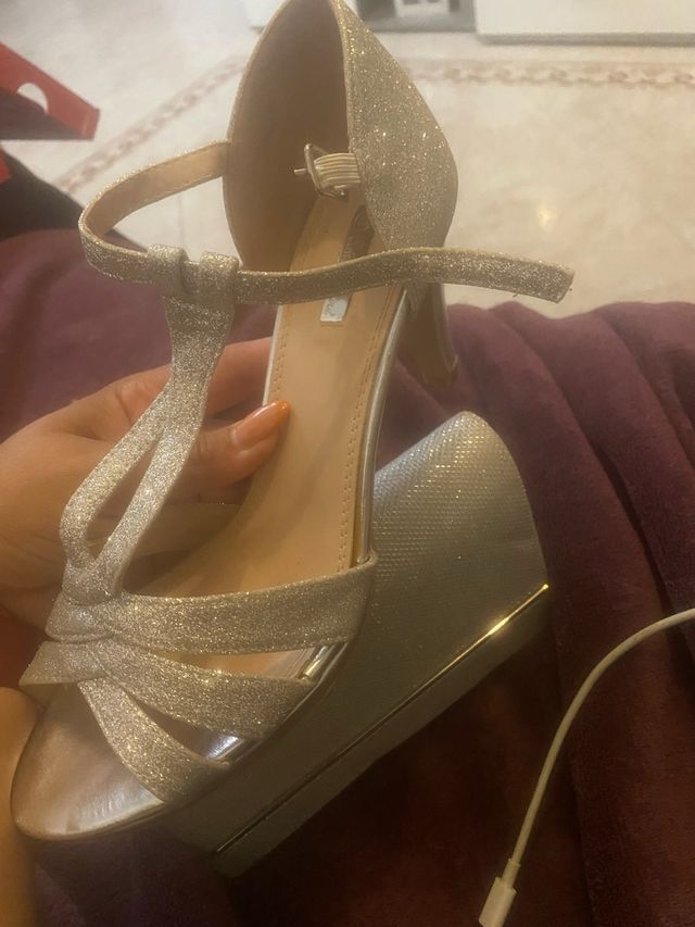 Zapatos y bolso plata fiesta