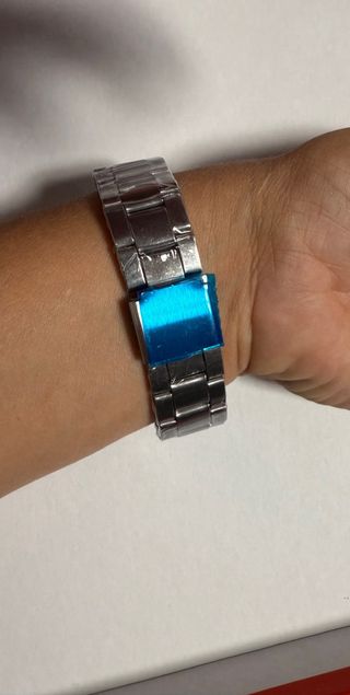 Reloj plateado y blanco