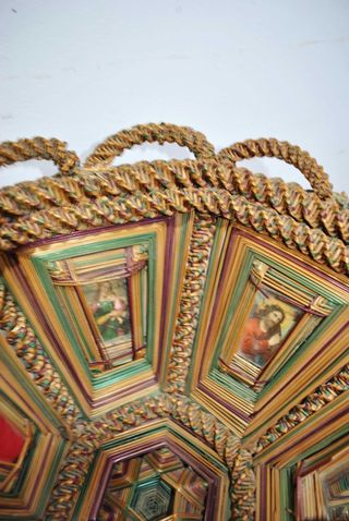 Cesta mimbre con motivos religiosos 