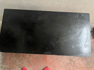Mesa auxiliar negra con ruedas