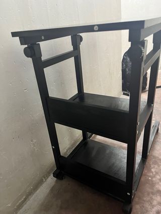 Mesa auxiliar negra con ruedas