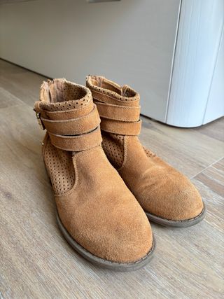 Botines planos marrones
