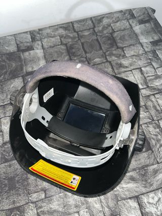 Soldadora eléctrica Parkside y careta de soldar.