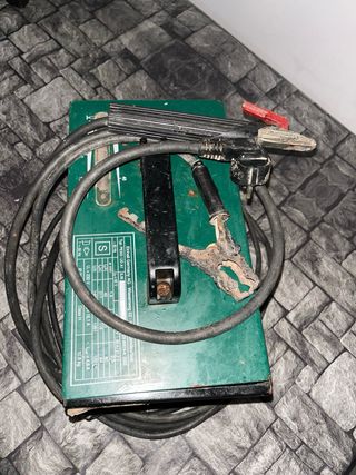 Soldadora eléctrica Parkside y careta de soldar.