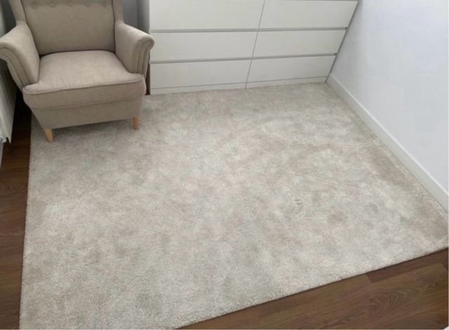 Alfombra de pelo corto en color beige