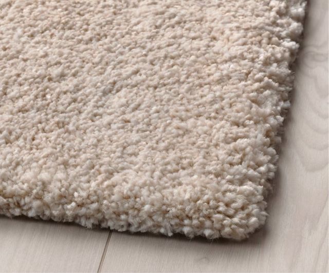 Alfombra de pelo corto en color beige