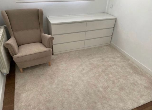 Alfombra de pelo corto en color beige