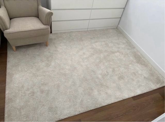 Alfombra de pelo corto en color beige