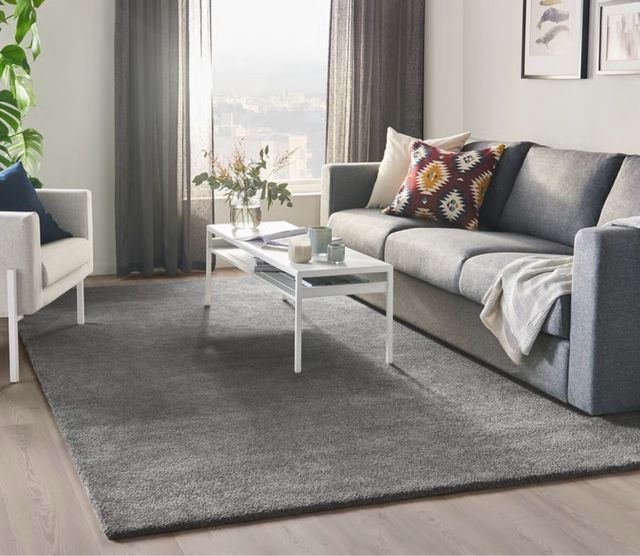 Alfombra grande de pelo corto gris