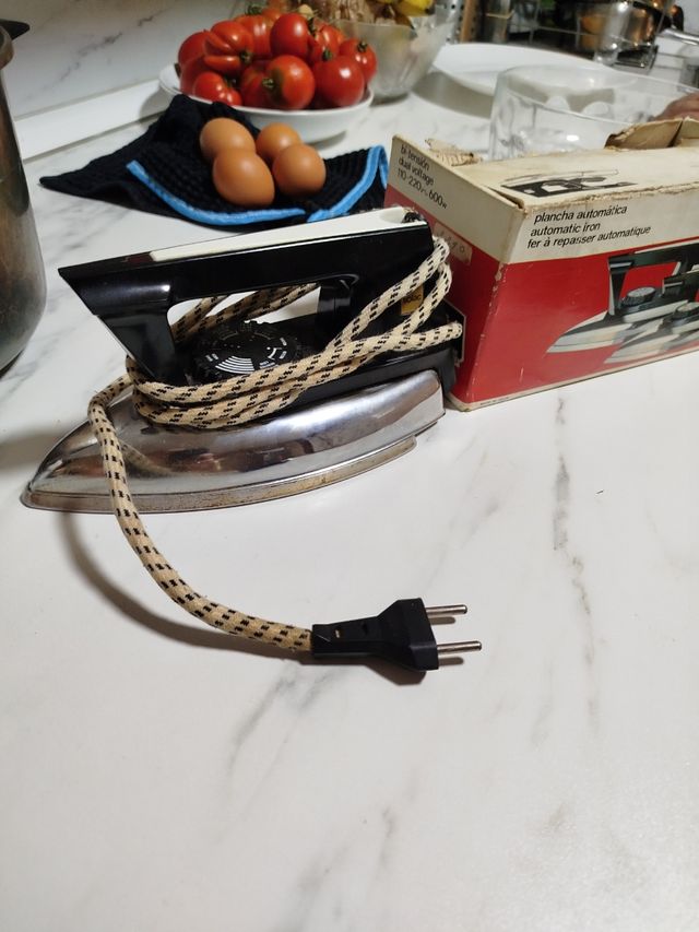 Plancha automática SOLAC vintage 600w