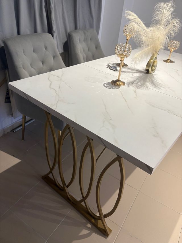 Mesa mármol-metal dorada