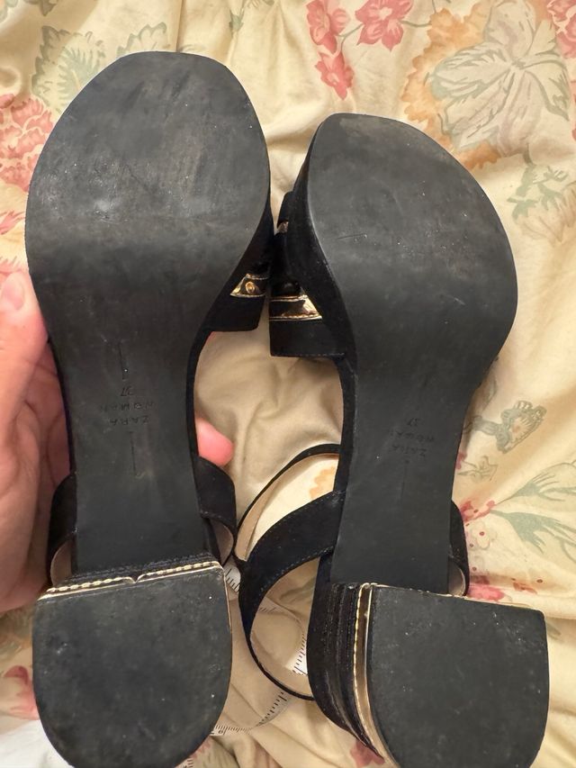 Sandalias Zara tacón ancho doradas 37