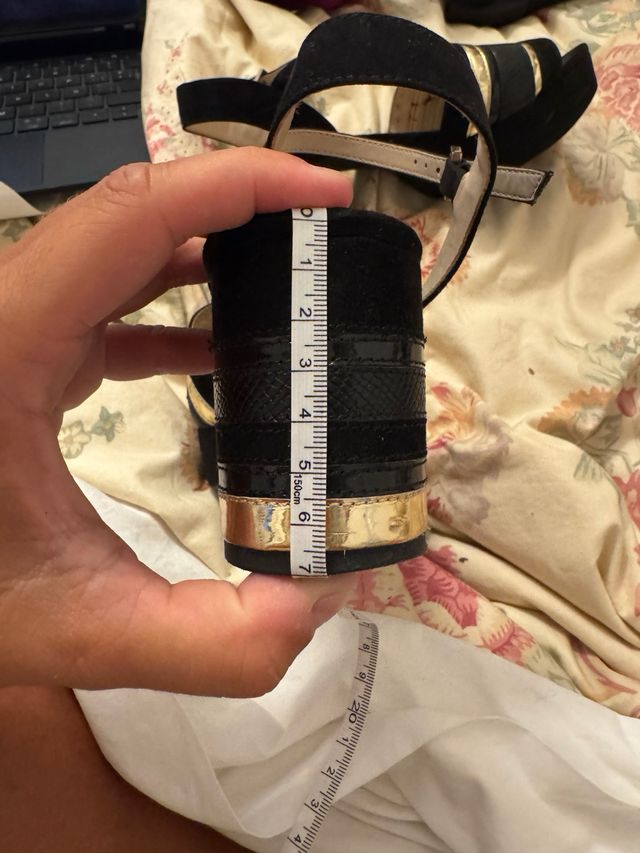 Sandalias Zara tacón ancho doradas 37