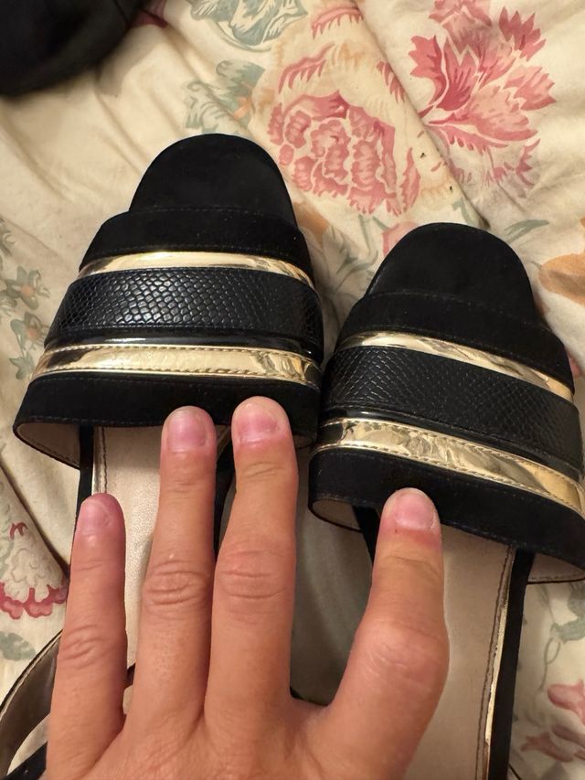 Sandalias Zara tacón ancho doradas 37