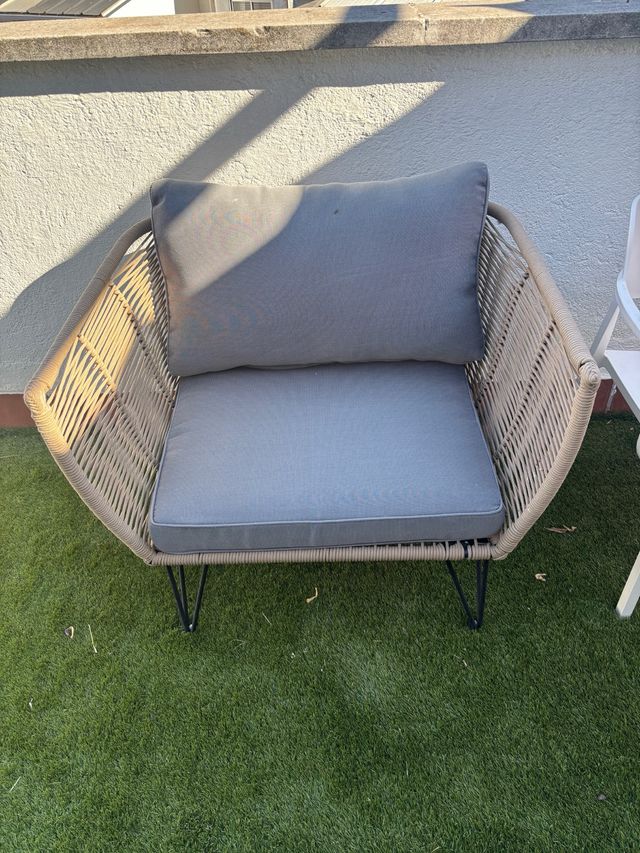 Sillón exterior de cuerda y metal.con almohadas