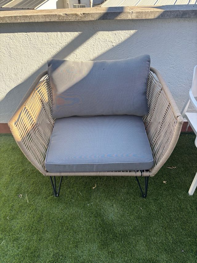 Sillón exterior de cuerda y metal.con almohadas