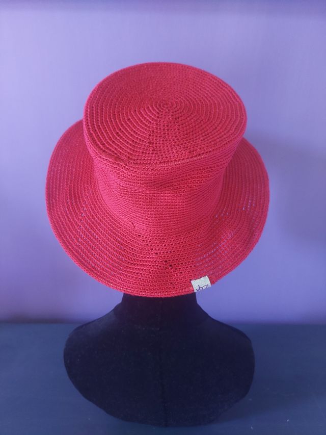 Cappello a tuba rosso lavorato a maglia