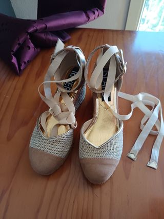 Alpargatas cuña beige y doradas