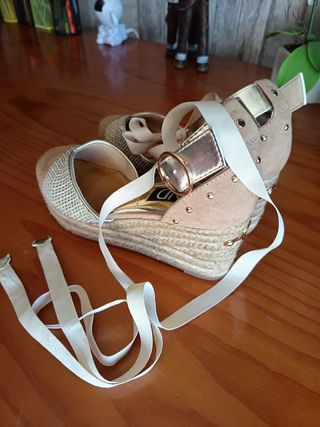 Alpargatas cuña beige y doradas