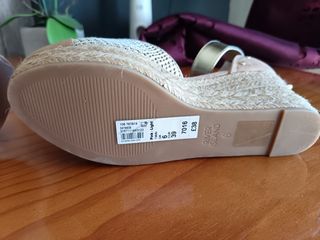 Alpargatas cuña beige y doradas