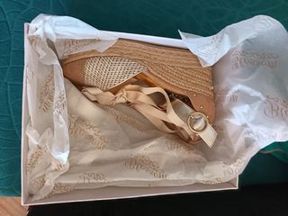 Alpargatas cuña beige y doradas