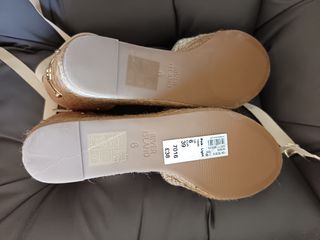 Alpargatas cuña beige y doradas