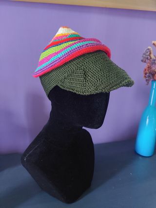 Cappello estivo con visiera lavorato a uncinetto