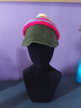 Cappello estivo con visiera lavorato a uncinetto