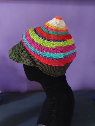 Cappello estivo con visiera lavorato a uncinetto