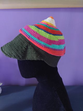 Cappello estivo con visiera lavorato a uncinetto