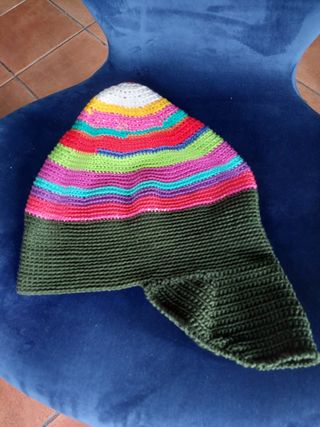 Cappello estivo con visiera lavorato a uncinetto