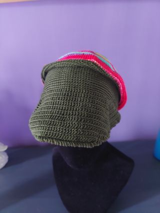 Cappello estivo con visiera lavorato a uncinetto