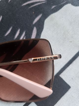 Gafas Guess doradas