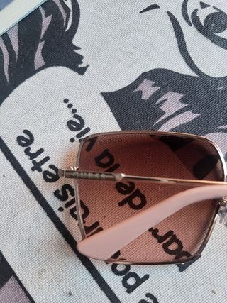 Gafas Guess doradas