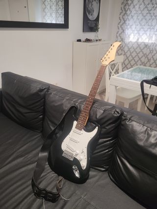 Guitarra eléctrica Stratocaster negra