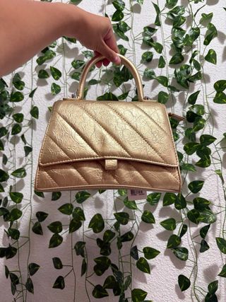 Bolso de mano rosa y dorado