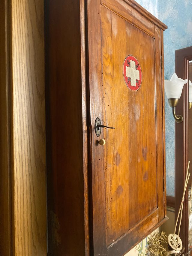 Botiquín antiguo de madera