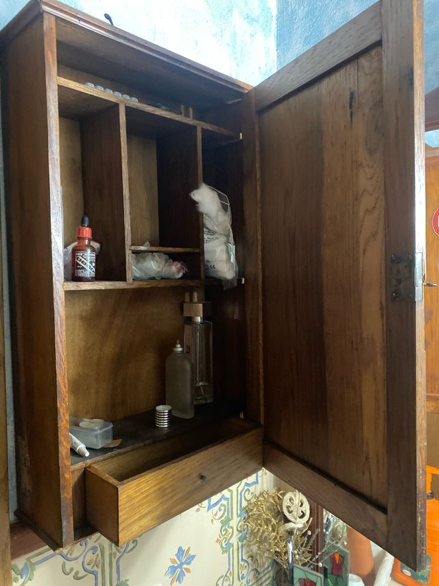 Botiquín antiguo de madera