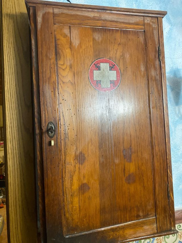 Botiquín antiguo de madera