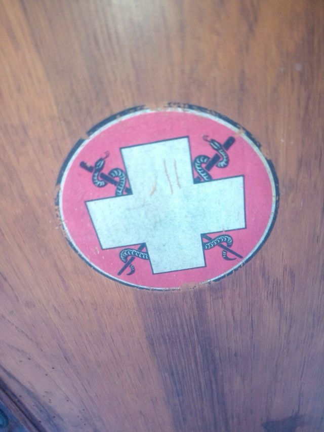 Botiquín antiguo de madera