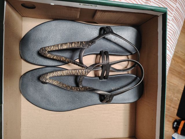 Sandalias planas negras y doradas