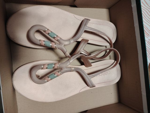 Sandalias planas negras y doradas