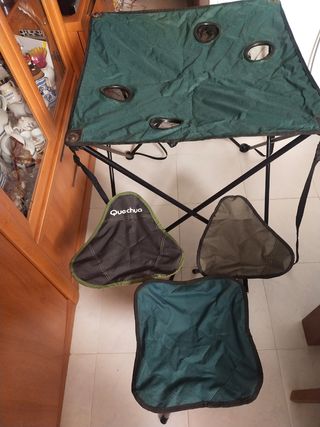 Mesa plegable Quechua + 3 taburetes