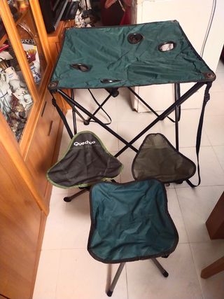 Mesa plegable Quechua + 3 taburetes