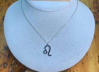 Collar con colgante Leo 
