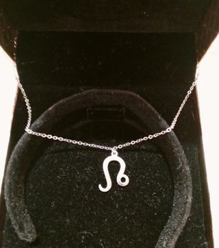 Collar con colgante Leo 
