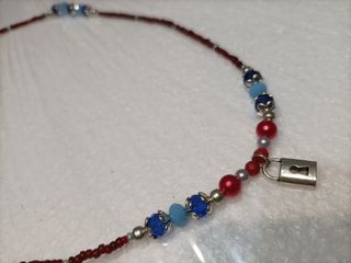 Collana perline bordeaux, blu, ...