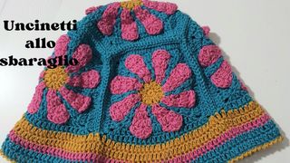 Cappello uncinetto fiori rosa-azzurro